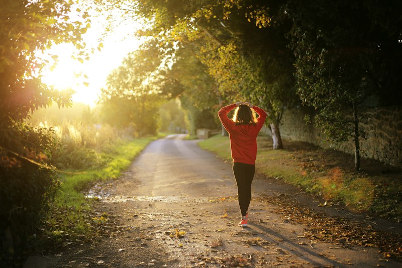 Mujer caminando por un sendero al aire libre