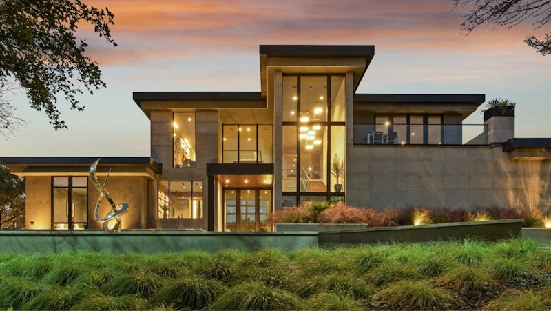 Casa moderna iluminada al atardecer